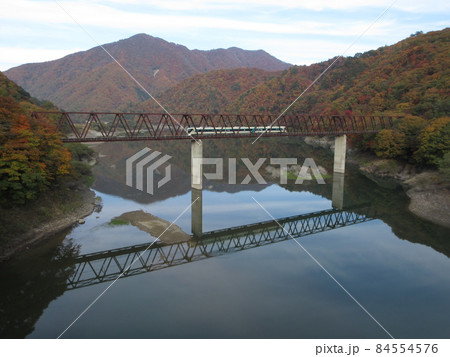 湯西川橋梁を渡る東武鉄道の特急リバティ会津 湯西川橋梁を渡る東武鉄道の特急リバティ会津 84554576