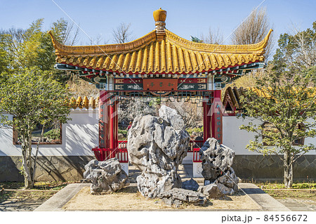中国庭園「瀋秀園」の太湖石と知春亭【神奈川県・川崎市】 84556672
