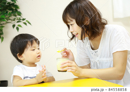 プリンを食べる親子 プリンを食べる親子 84558858