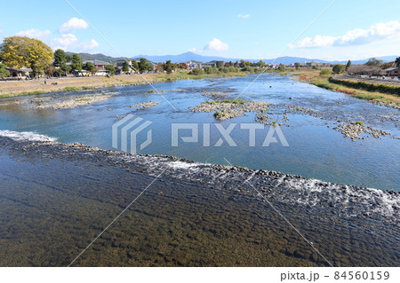 日本の川景色：京都嵐山の渡月橋下流の桂川の川景色 84560159