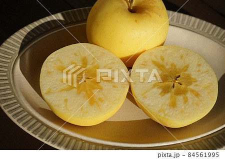 リンゴの新品種はるか(蜜入り) リンゴの新品種はるか(蜜入り) 84561995