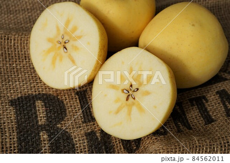 リンゴの新品種はるか（蜜入り） 84562011