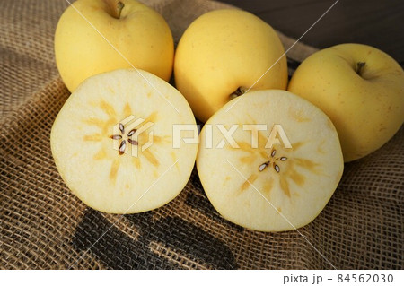 リンゴの新品種はるか（蜜入り） 84562030