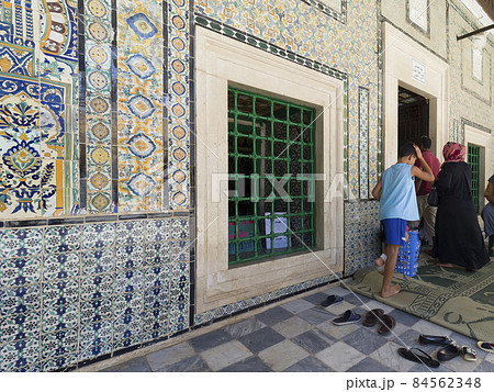 チュニジア ケルアン 【シディ・サハブ霊廟】礼拝堂入口 / Zaouia of Sidi Sahab チュニジア ケルアン 【シディ・サハブ霊廟】礼拝堂入口 / Zaouia of Sidi Sahab 84562348