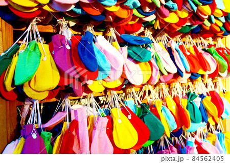 【埼玉】冬の大宮・氷川神社　日差しを浴びる色とりどりのふくろ絵馬（アップ） 84562405