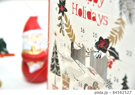 アドベントカレンダーの後ろにあるサンタクロースの置物 84562527