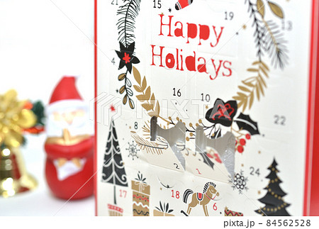 アドベントカレンダーの後ろにあるサンタクロースの置物 84562528