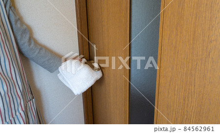 ドアノブの拭き掃除 84562961