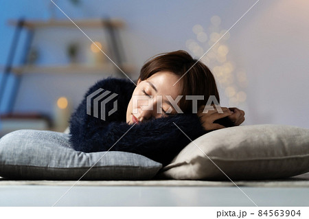 ミドル女性　ビューティーイメージ　うたた寝 84563904