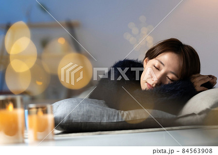 ミドル女性　ビューティーイメージ　うたた寝 84563908