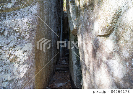 石割神社の大岩(山中湖の石割山ハイキングコース) 石割神社の大岩(山中湖の石割山ハイキングコース) 84564178