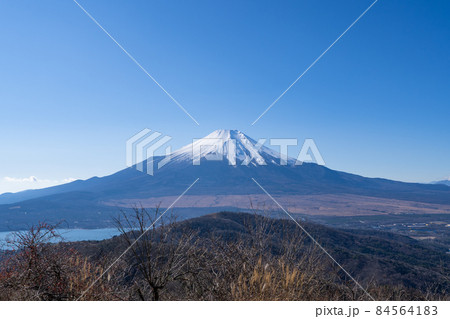 石割山の山頂から見た富士山(山中湖の石割山ハイキングコース) 石割山の山頂から見た富士山(山中湖の石割山ハイキングコース) 84564183