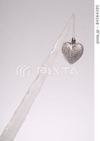 Icicle with a Christmas tree toy 84564395
