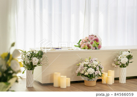 棺上花束を載せた木棺 自宅葬 直葬 シンプルな葬儀 イメージ 棺上花束を載せた木棺 自宅葬 直葬 シンプルな葬儀 イメージ 84566059