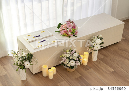 棺上花束を載せた木棺　自宅葬　直葬　シンプルな葬儀　イメージ 84566060