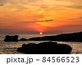 オレンジに染まる夕日 84566523