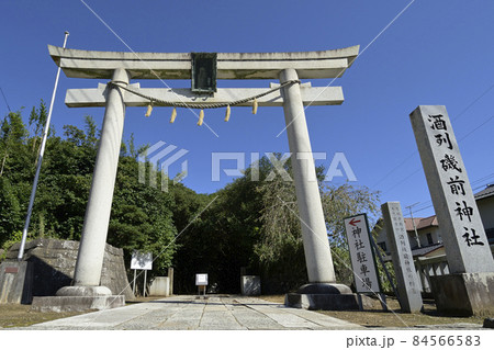宝くじの高額当選で有名な酒列磯前神社の鳥居 84566583