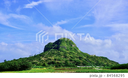 沖縄県伊江島の城山（タッチュー）が見える風景 84568295