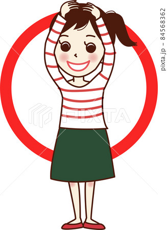 「丸」のポーズをする笑顔の若い女性。 84568362