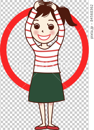 「丸」のポーズをする笑顔の若い女性。 84568362