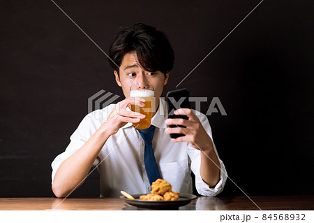 夜食を食べる男性 唐揚げ ビール 夜食を食べる男性 唐揚げ ビール 84568932
