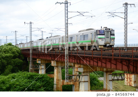 夕張川橋梁を渡り岩見沢を目指す731系と733系併結による普通列車 84569744