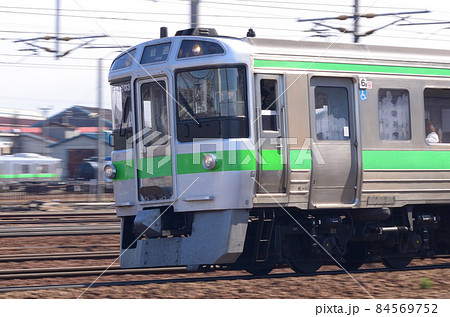苗穂工場の脇をかすめて札幌駅へ向けて快走する普通列車 苗穂工場の脇をかすめて札幌駅へ向けて快走する普通列車 84569752