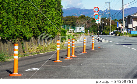交通イメージ写真＜20＞（設置された車線分離標） 84569761