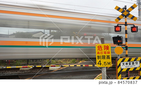 踏切のある風景<15>(踏切に設置された踏切警報機) 踏切のある風景<15>(踏切に設置された踏切警報機) 84570837