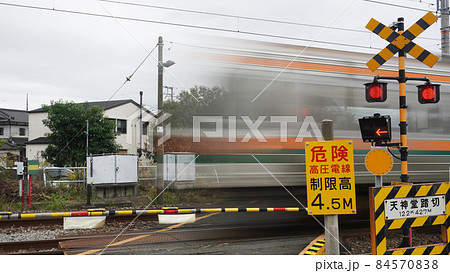 踏切のある風景<16>(踏切に設置された踏切警報機 踏切のある風景<16>(踏切に設置された踏切警報機 84570838