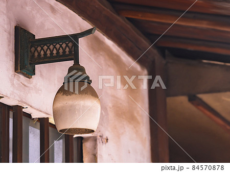 [東京・神楽坂] 花柳界で知られたかくれんぼ横丁での壁取り付け用燭台の照明器具。 84570878