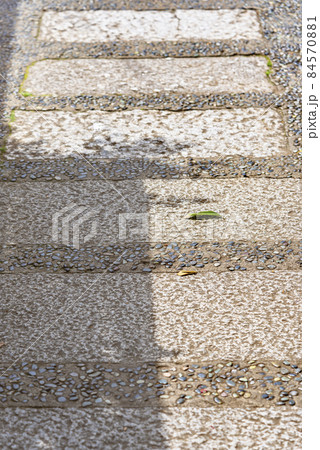 [東京・神楽坂] 牛込花街のかくれんぼ横丁の石畳のクローズアップ。 84570881