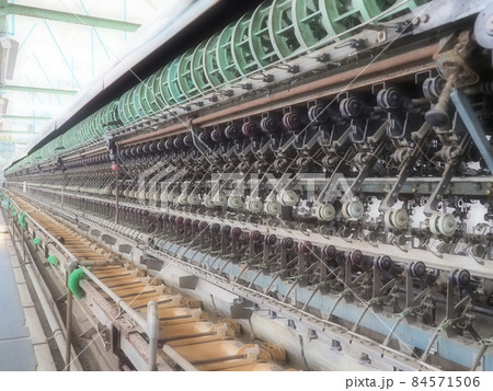 【世界遺産】富岡製糸場　繰糸所内　自動繰糸機 84571506