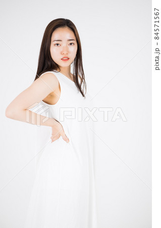 白いドレスの女性 白いドレスの女性 84571567