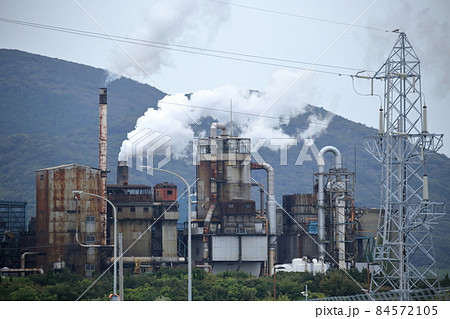 工場から出る煙り 84572105