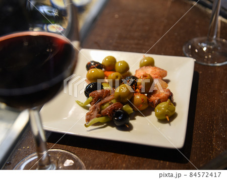 スペインのタパスとワイン 84572417