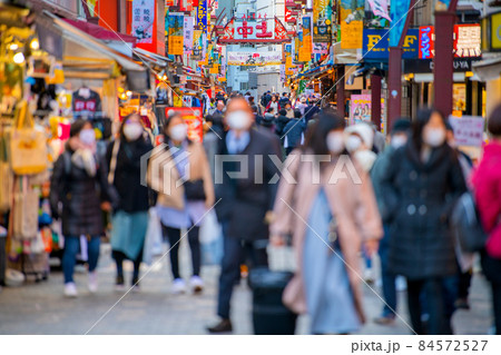 日本の東京都市景観 師走。オミクロン株に世界が震撼。賑わうアメ横と並行する「上中」=2日 日本の東京都市景観 師走。オミクロン株に世界が震撼。賑わうアメ横と並行する「上中」=2日 84572527