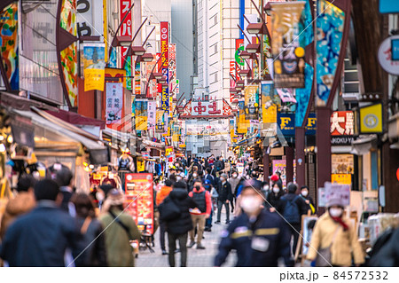 日本の東京都市景観 師走。オミクロン株に世界が震撼。賑わうアメ横と並行する「上中」＝2日 84572532
