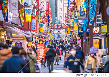 日本の東京都市景観 師走。オミクロン株に世界が震撼。賑わうアメ横と並行する「上中」=2日 日本の東京都市景観 師走。オミクロン株に世界が震撼。賑わうアメ横と並行する「上中」=2日 84572533