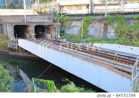 聖橋付近から見た丸の内線の地上区間とJR総武線・中央線 聖橋付近から見た丸の内線の地上区間とJR総武線・中央線 84572799
