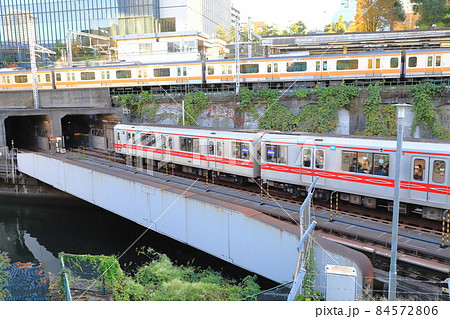 聖橋付近から見た丸の内線の地上区間とJR総武線・中央線  84572806