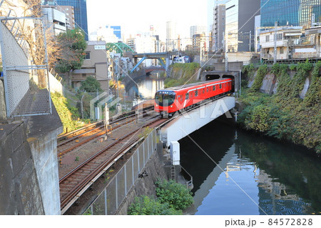 聖橋付近から見た丸の内線の地上区間とJR総武線・中央線 聖橋付近から見た丸の内線の地上区間とJR総武線・中央線 84572828