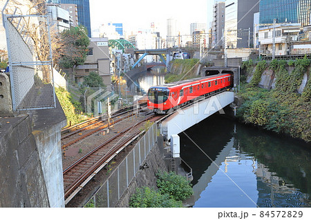 聖橋付近から見た丸の内線の地上区間とJR総武線・中央線  84572829