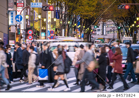 日本の東京都市景観 オミクロン株に世界は震撼。師走の渋谷・宮益坂下は、脅威の人流…＝3日 84573824