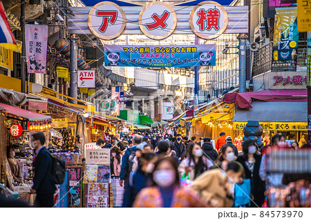 日本の東京都市景観 師走。オミクロン株に世界が震撼。コロナ禍前と変わらない人出＝2日、東京・アメ横 84573970