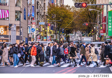 日本の東京都市景観 オミクロン株に世界は震撼。師走の渋谷・宮益坂下は、脅威の人流…=3日 日本の東京都市景観 オミクロン株に世界は震撼。師走の渋谷・宮益坂下は、脅威の人流…=3日 84573985
