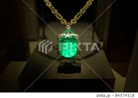 Green Emerald Gem Jewelry in Smithsonian Museum Green Emerald Gem Jewelry in Smithsonian Museum 84574518