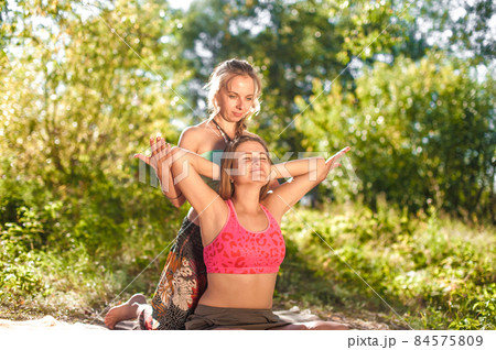 Expert masseuse demonstrates refreshing massaging methods in the forest. 84575809