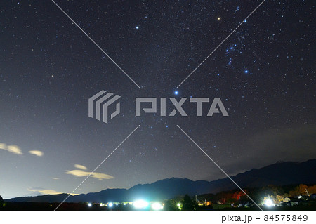 北杜市白州町、南アルプスの山並みとオリオン座と冬の大三角 北杜市白州町、南アルプスの山並みとオリオン座と冬の大三角 84575849