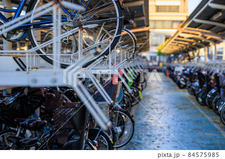 鉄道の駅の近くにある上下2段式の駐輪場 84575985